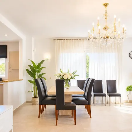 Cosy With Private Pool 丰希罗拉